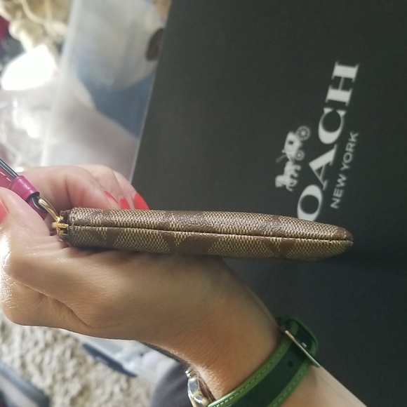 🎄COACH SIGNATURE WRISTLET NWT🎁 - Picture 9 of 17